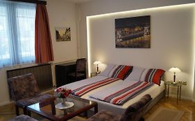 Apartment Sinko - Free Garage Parking, Central, 2 Bedrooms 4 Single Beds, Flexi Check-Out